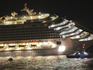 I primi video della nave da crociera Costa Concordia girati dai soccorritori.