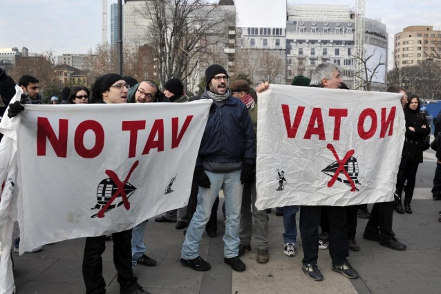 No Tav: gli attivisti scendono in piazza a Torino.