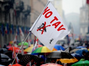 Disordini a Genova, i No Tav contestano il procuratore Caselli.