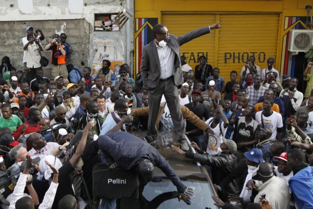 Youssou N'dour ferito ad una gamba, alta tensione per le presidenziali in Senegal.