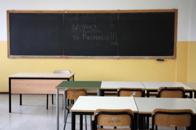 Pugni e schiaffi contro i suoi alunni, arrestata una maestra di Pizzo Calabro (VIDEO).
