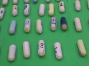 Costringe la figlia di 11 anni a ingerire 104 capsule di cocaina.