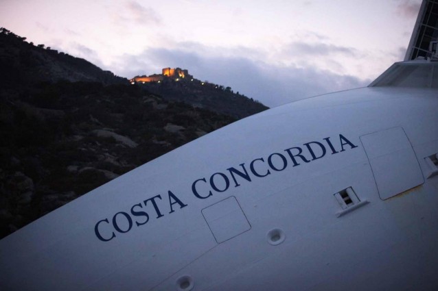 Concordia: almeno dieci inchini al Giglio. Futuro incerto per il marchio Costa a Genova.