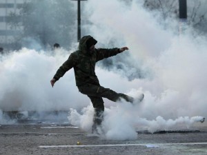 Atene ridotta a un campo di battaglia: scontri tra manifestanti e poliziotti (VIDEO).