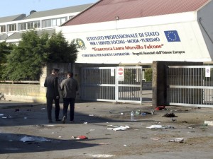 Bomba davanti scuola a Brindisi, morta 16enne, un'altra in fin di vita. Si indaga sui mandanti (Diretta).
