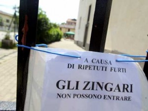 “Ingresso vietato agli zingari”, lo scrive il parroco davanti al suo oratorio.