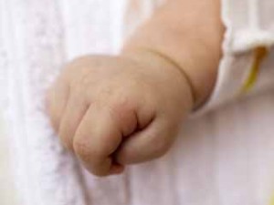 Ragazza partorisce due gemelli e ne getta uno nella spazzatura.