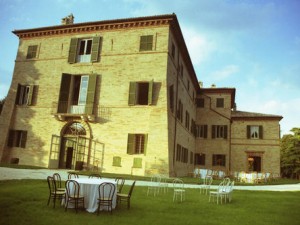 Si cala col lenzuolo per uscire con gli amici, 16enne cade e finisce in ospedale.