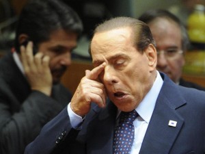 Berlusconi cade e si lussa spalla e polso.