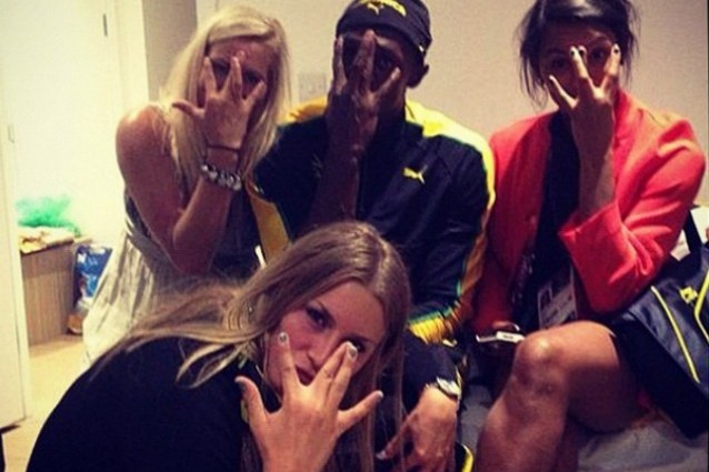 Usain Bolt festeggia l'oro con tre svedesi.