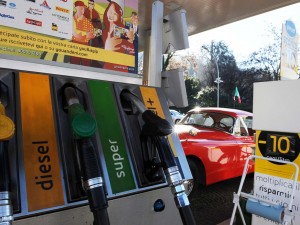 Truffa sulla benzina: distributori irregolari e gasolio annacquato (VIDEO).