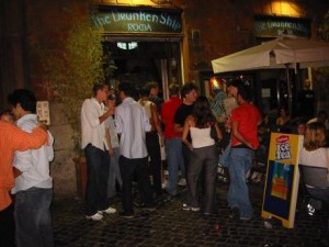 Tifosi inglesi aggrediti dagli ultras in un pub di Roma.
