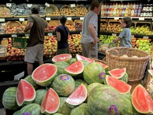 Troppo cibo sprecato nel mondo: la metà di quello prodotto viene gettato.
