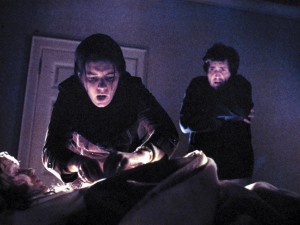 Cercano di esorcizzare una bambina di 10 anni perché ritenuta una strega.