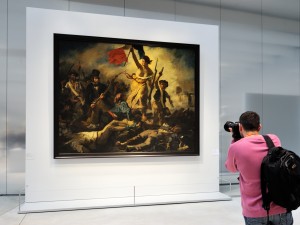 Sfregiato al Louvre “La libertà che guida il popolo”, capolavoro di Delacroix.