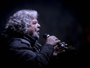 Grillo riempie piazza Duomo, sul palco Dario Fo e si attende Celentano.