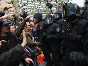 Francoforte, scontri tra attivisti e polizia davanti la sede della Bce (VIDEO).