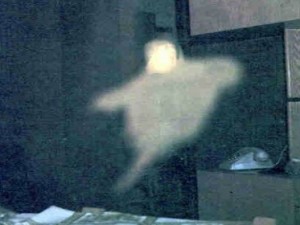 Installa telecamere per riprendere fantasmi in casa: scopre la compagna a letto col figlio.