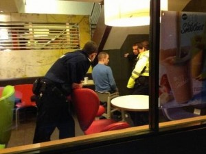 Resta incastrato per ore nel seggiolone di McDonald's.