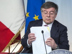 Il Ministro Zanonato fischiato per il