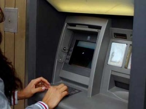 I Bancomat presto cambieranno volto: addio al pin, si preleverà grazie allo smartphone.