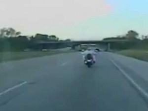 Guidava senza mani, ubriaca e a seno nudo: arrestata biker Usa (VIDEO).