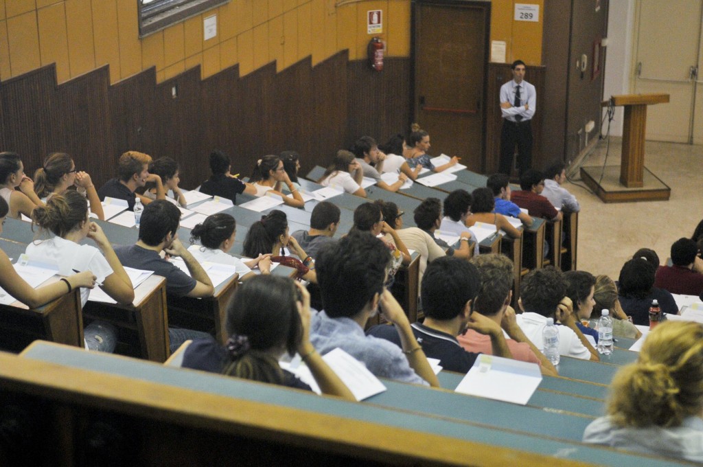 Trattamento delle unghie coltivate che stanno in Samara