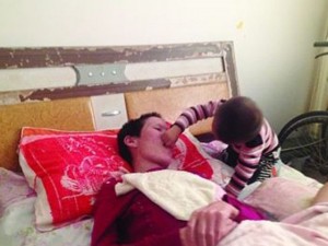 Il figlio di due anni la sveglia dal coma con un bacio.