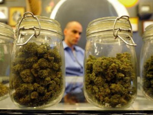 Bambini scavano una buca nella sabbia e trovano 2 chili e mezzo di marijuana.