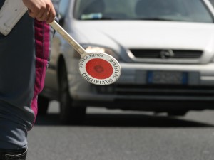 polizia guida contromano