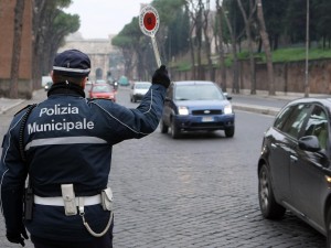 Insulta i vigili su Facebook, denunciata dalla Municipale per diffamazione.