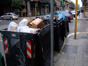 Bari, donna pulizie getta opere d'arte nei rifiuti: