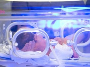 Neonato partorito e abbandonato nel centro commerciale.