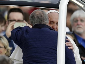 Fuoriprogramma per Papa Francesco: ferma la jeep per far salire un amico.