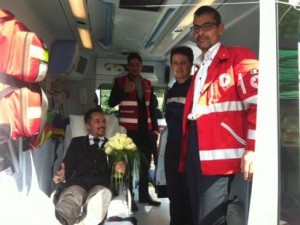 Si sposa in ambulanza, ma un incidente in strada fa slittare  la cerimonia.