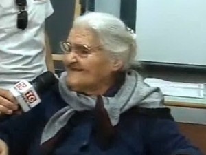 Nonna Chischedda realizza il suo sogno: licenza media a 99 anni.
