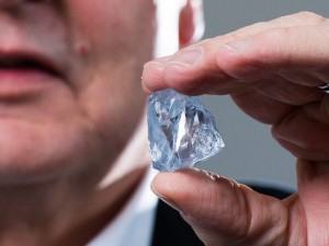 Trovato il diamante più prezioso della storia: grande come una fragola, vale 75milioni di euro.
