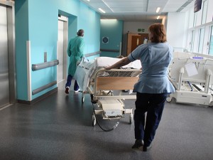 Muore nel bagno dell'ospedale dimenticata dall'infermiera.