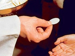 Prete espone tariffario per i sacramenti, parrocchiani scrivono al Papa.