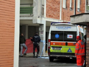 A Salerno un uomo getta escrementi dalla finestra, ferito bambino di 10 anni.