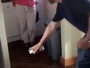 Usa spray degli arbitri per non farsi disturbare dalla moglie durante le partite dei mondiali.