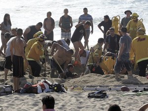 Sepolto vivo in spiaggia: aveva scavato una buca di tre metri, poi crollata.