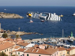 Costa Concordia, iniziate al Giglio le operazioni per il rigalleggiamento.
