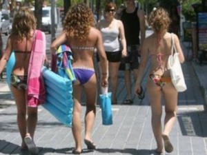 Ordinanza “anticafoni” a Meta di Sorrento: stop a bikini in strada e pallone.