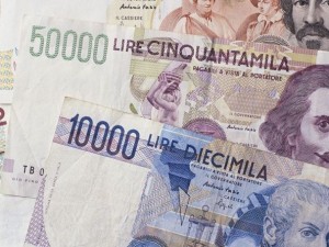 Trova in una vecchia casa 41 milioni di lire: “Bankitalia non me li cambia”.