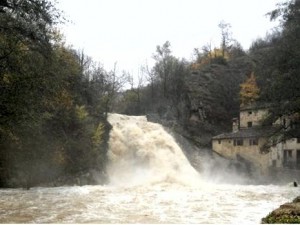 Bomba d'acqua durante festa paesana nel Trevigiano: 4 morti.