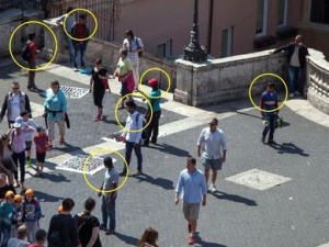 Piazza di Spagna: turista aggredito e rapinato dai venditori ambulanti.