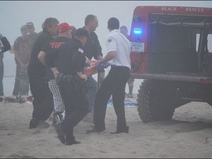 Scava buca in spiaggia, bambina di 9 anni muore sepolta (VIDEO).