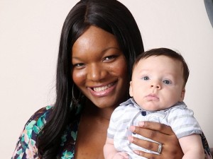 La mamma è nera, il figlio nasce bianco: “Accade una volta su un milione”.