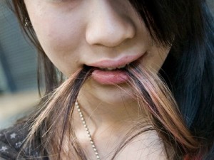 La ragazza con la palla di capelli da quattro chili nello stomaco.
